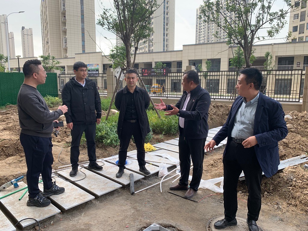 组织部人才办视察人才公寓装修进度