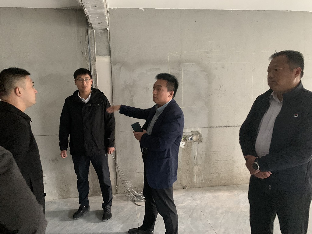 组织部人才办视察人才公寓装修进度